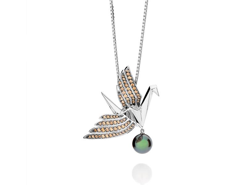 Pingente Tsuru em ouro branco com diamantes brown e pérola negra do Tahiti