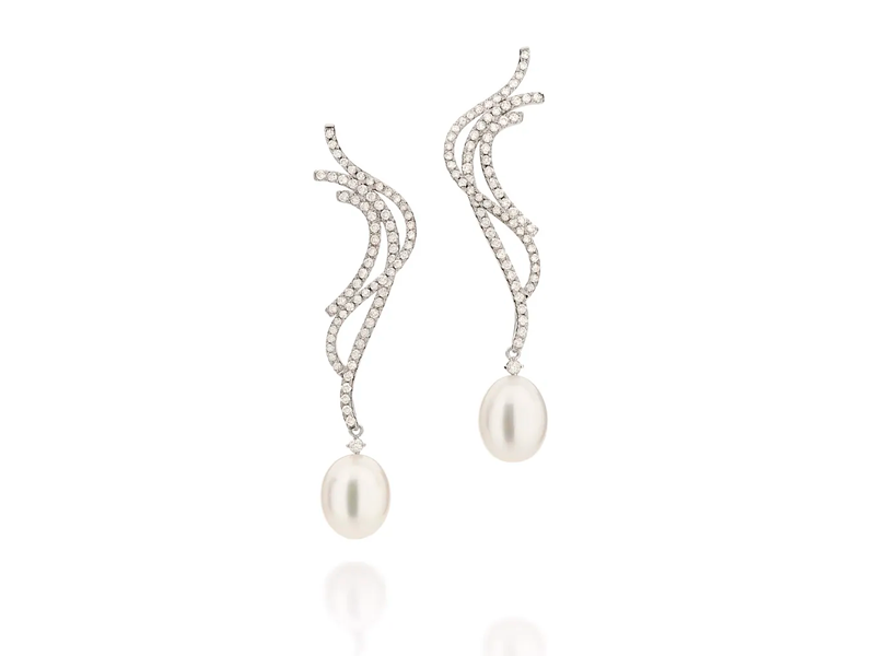 Brinco em ouro branco com diamantes e pérola