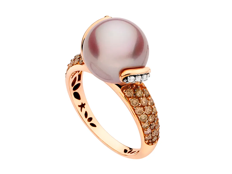 Anel em ouro rose com pérola rosa, diamantes brancos e diamantes brown
