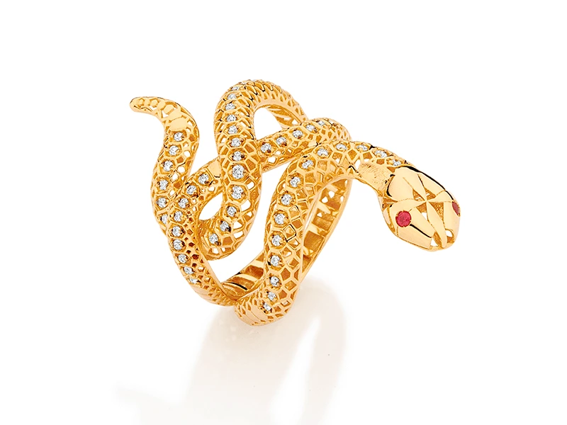 Anel em ouro amarelo com diamantes e rubi