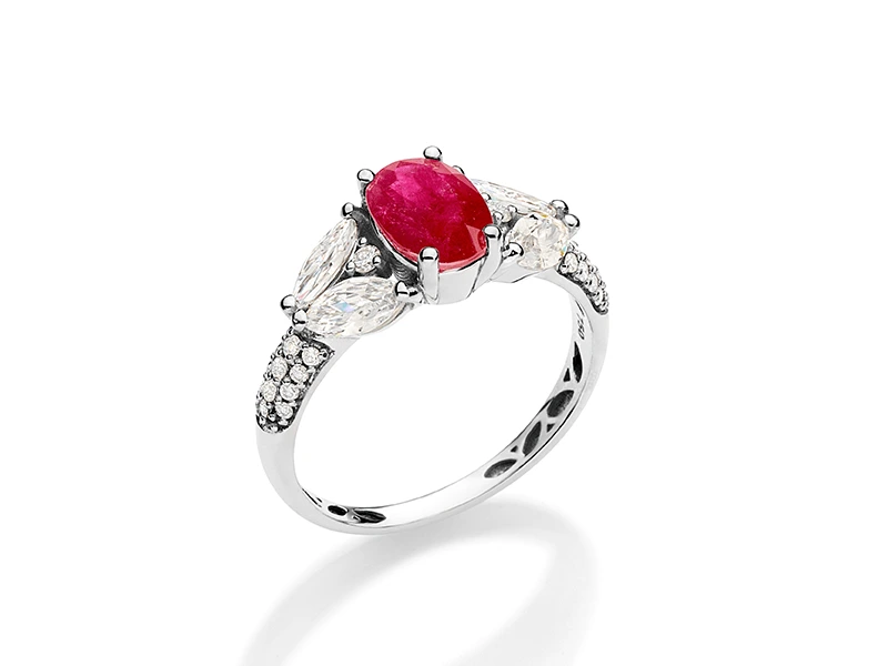 Anel em ouro branco com diamantes e rubi