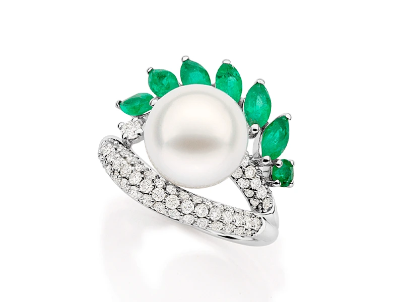 Anel em ouro branco com esmeraldas, diamantes brancos e pérola South Sea