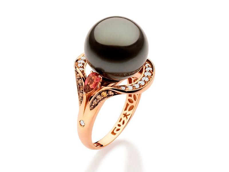 Anel em ouro rosé com diamantes brancos, diamantes brown, turmalinas rosas e pérola South Sea Negra