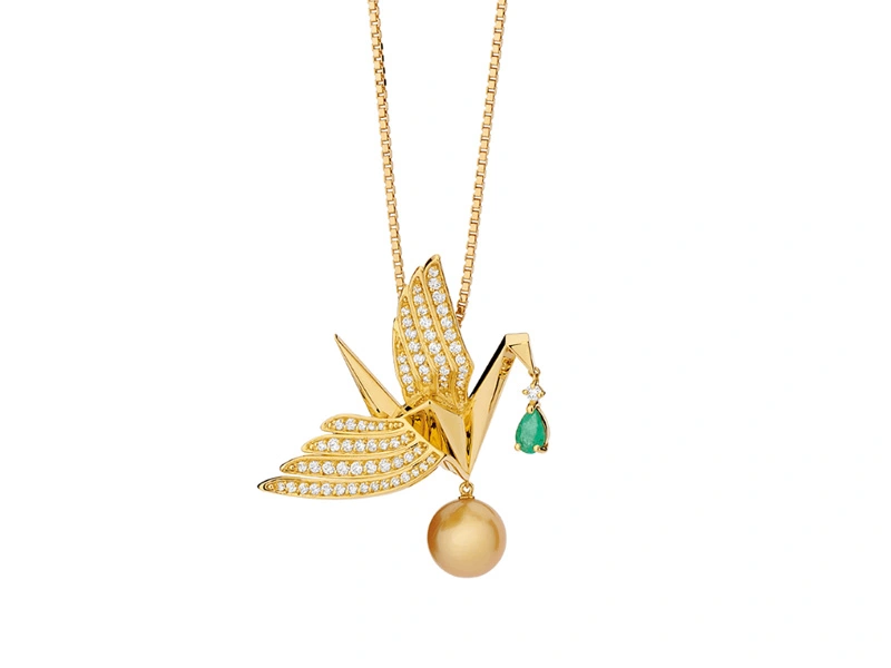 Pingente tsuru em ouro amarelo, esmeralda, diamantes e pérola South Sea Golden da Julio Okubo